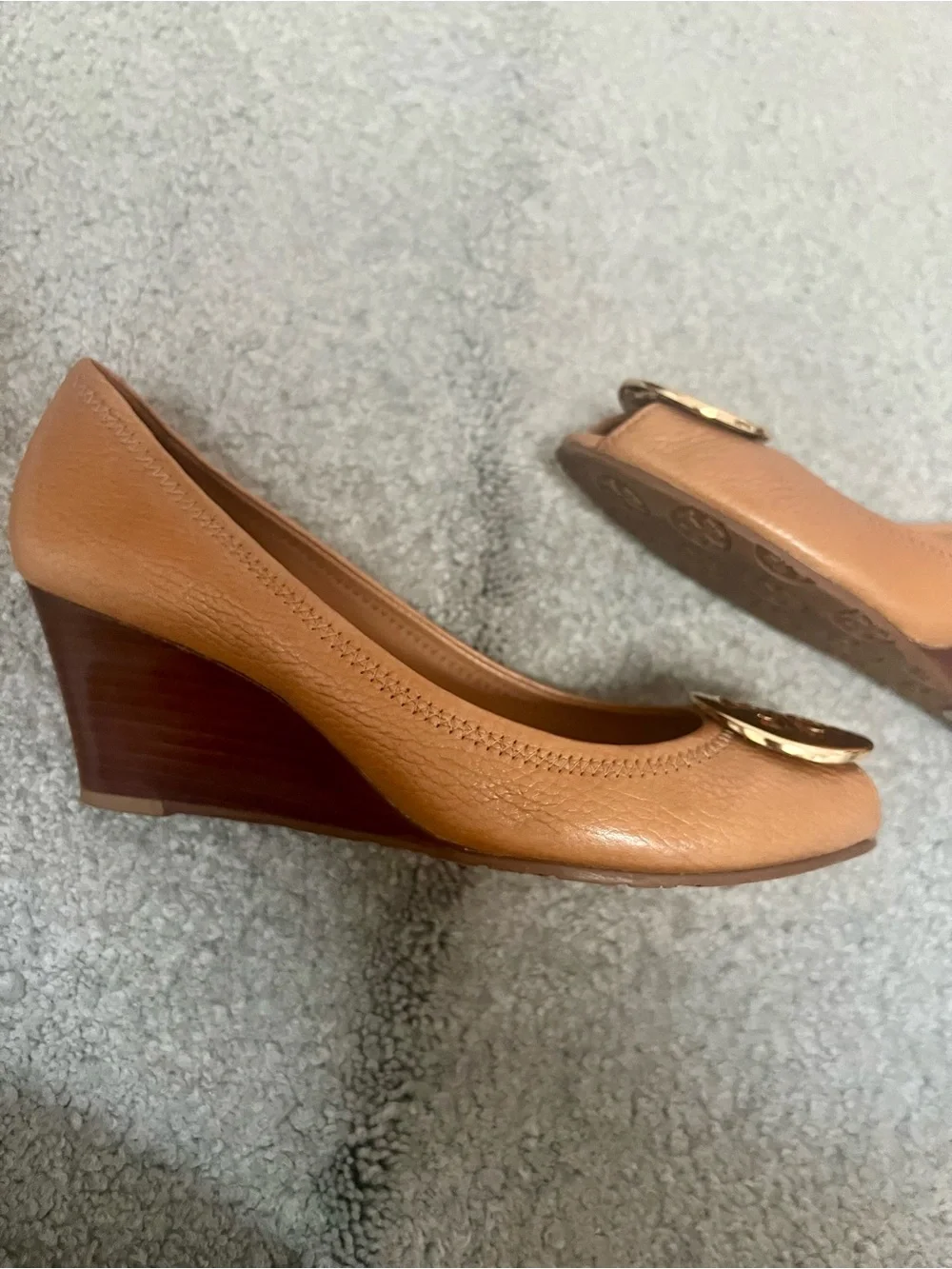Tory Burch Sally Wedge - Tan Pebbled Leather Gold Logo Medallion- 8M